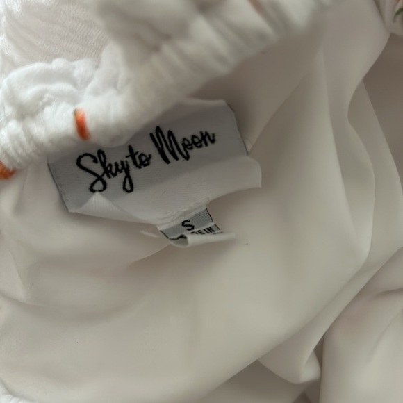 Cute white dress with flowers. - Picture 3 of 3